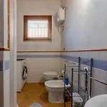 Guesthost - Lovely With Garden Apartment